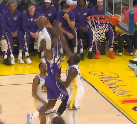 开云下载-詹姆斯突破途中疑似顶到了“小追梦”！追梦捂裆有些不适